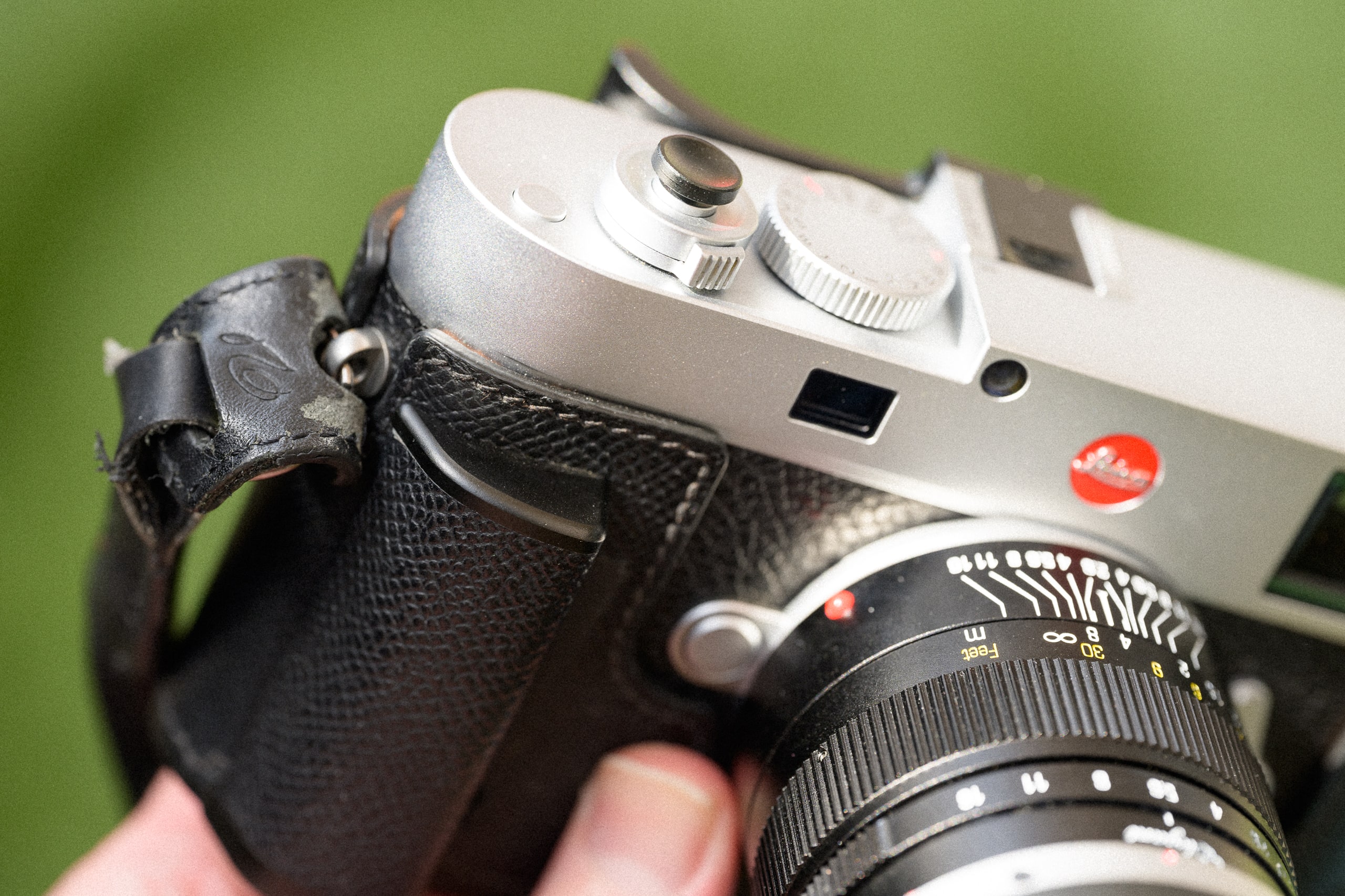 SIUTATDSH Kamerahalb-Tasche Für Leica M11 - Vintage Leder & Metall, Stoßfest, Mit Griff, Rot