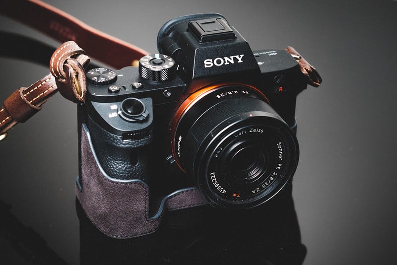Sony A7rII Gariz Alcantara Half Case Review