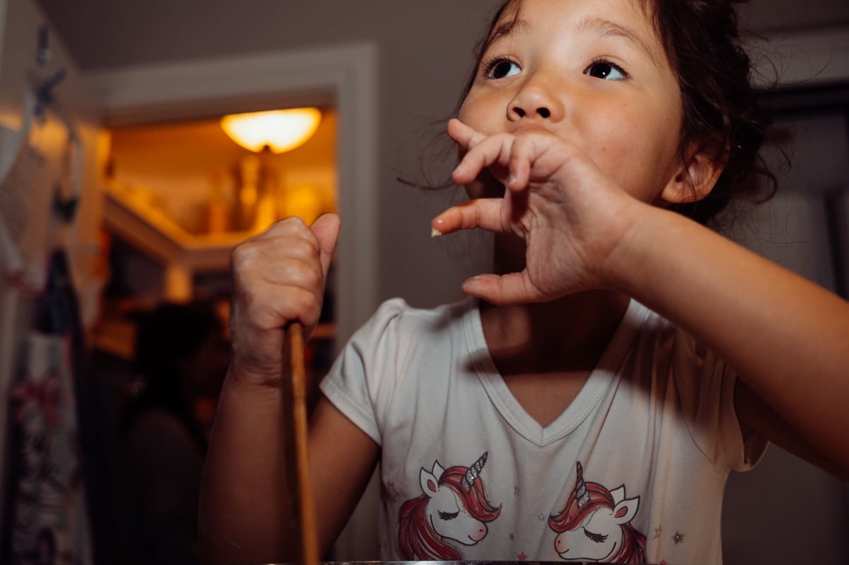 Lifestyle photo sample little girl portrait.