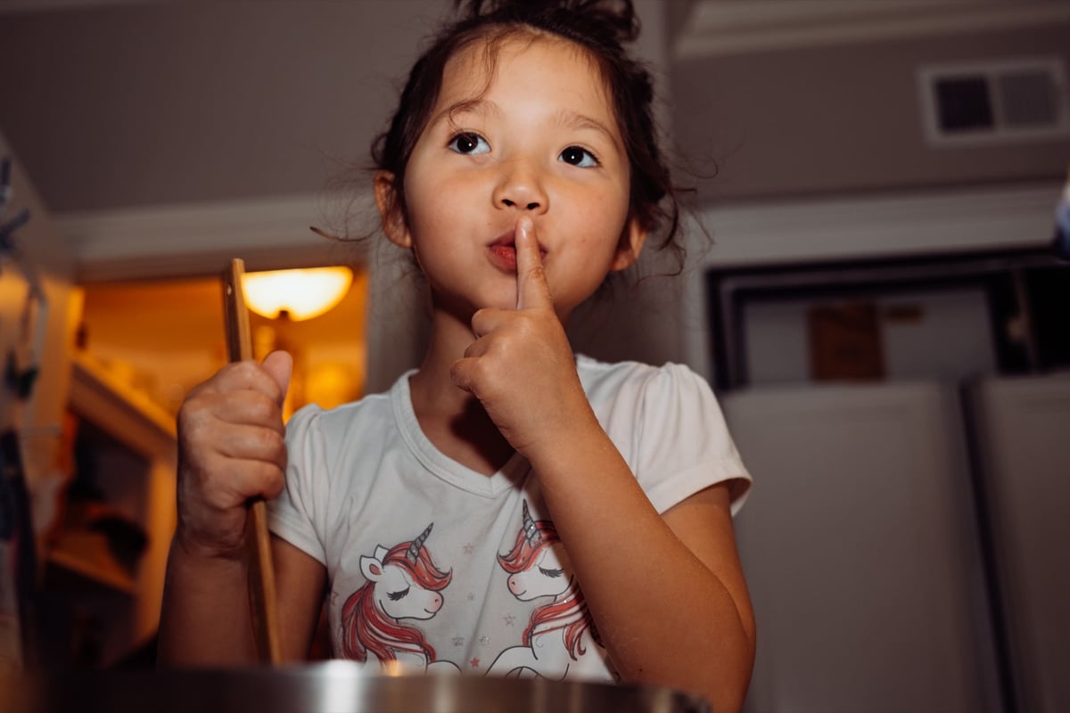 Lifestyle photo sample little girl portrait.