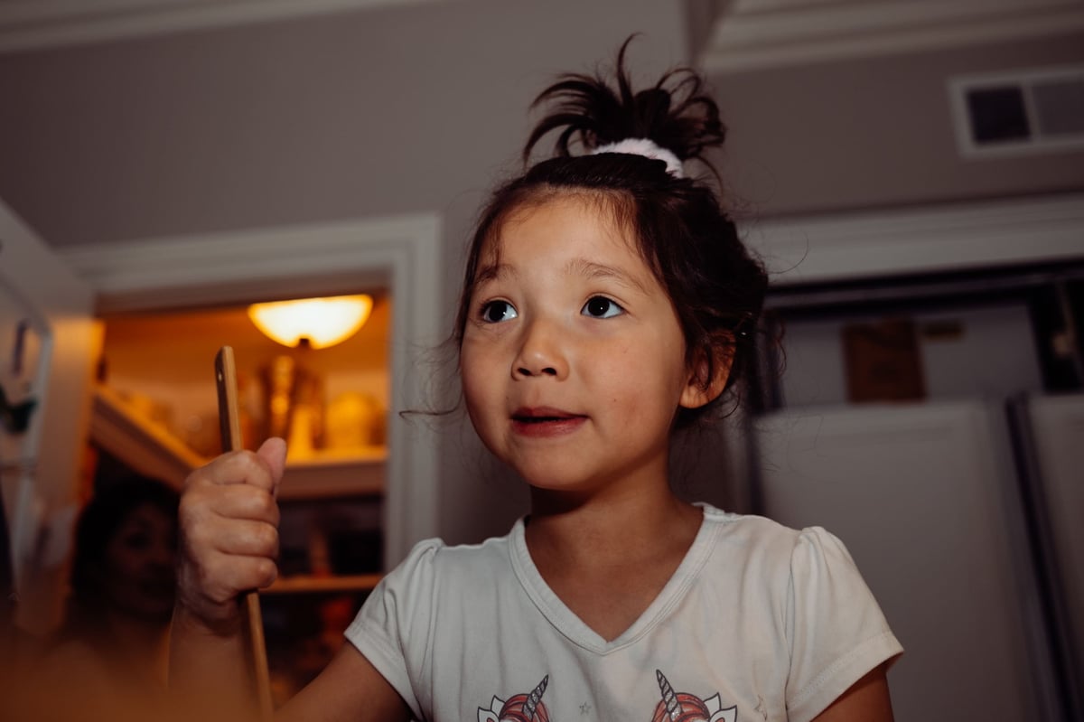 Lifestyle photo sample little girl portrait.