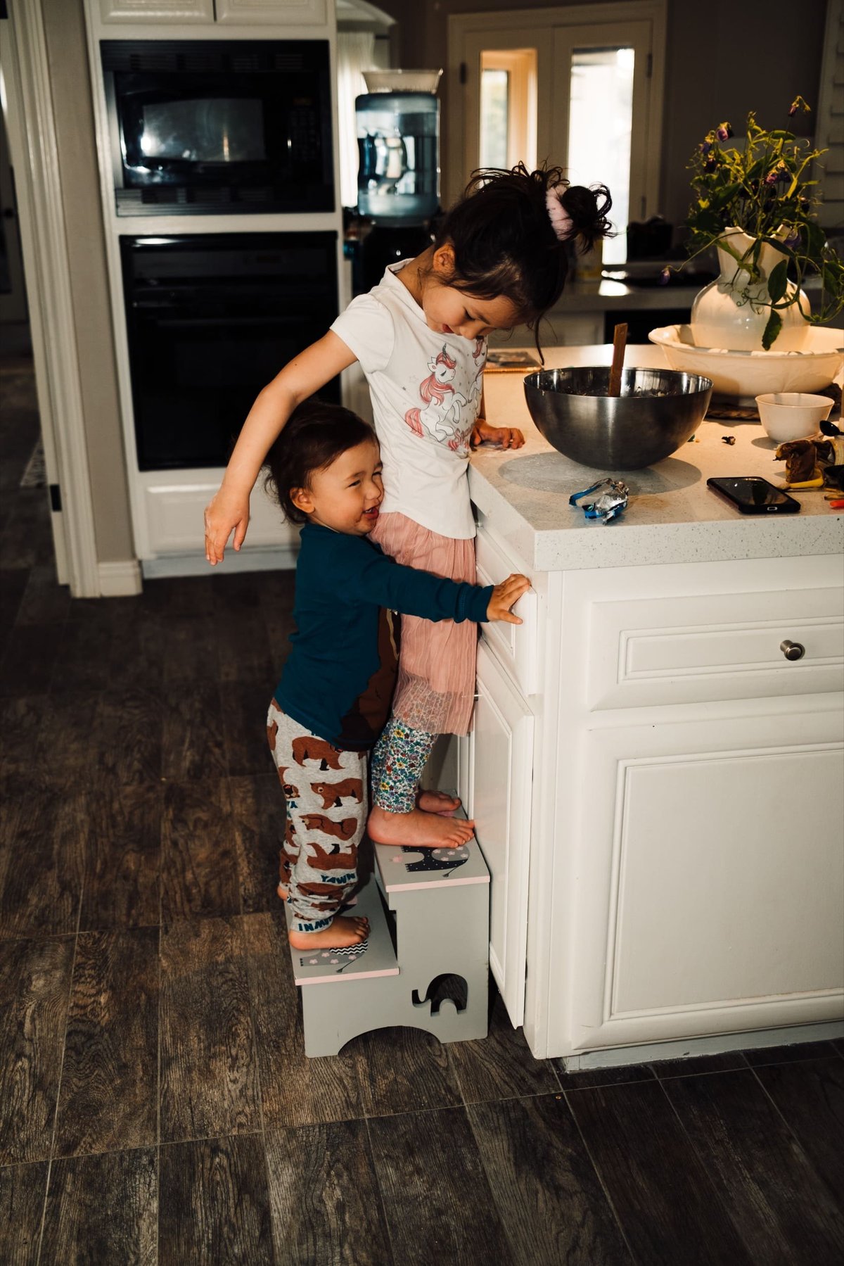 Lifestyle photo sample kids playing.