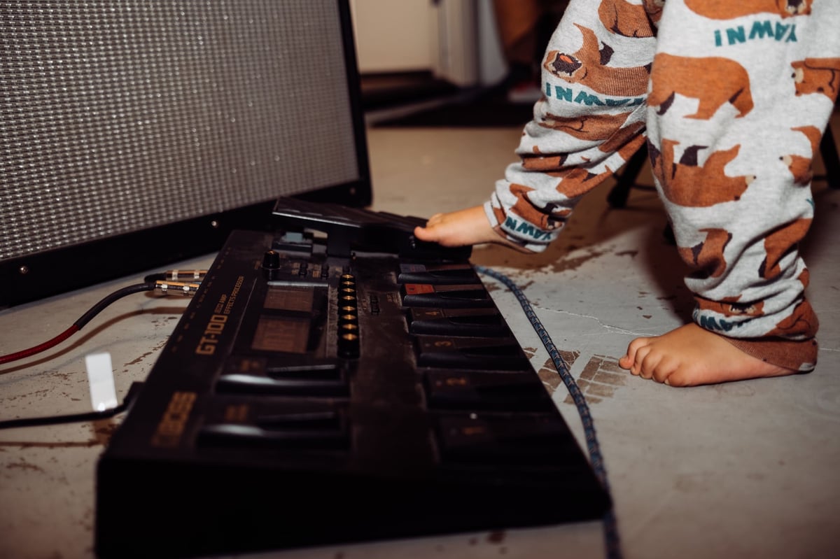 Lifestyle photo sample kids playing with musical instruments.