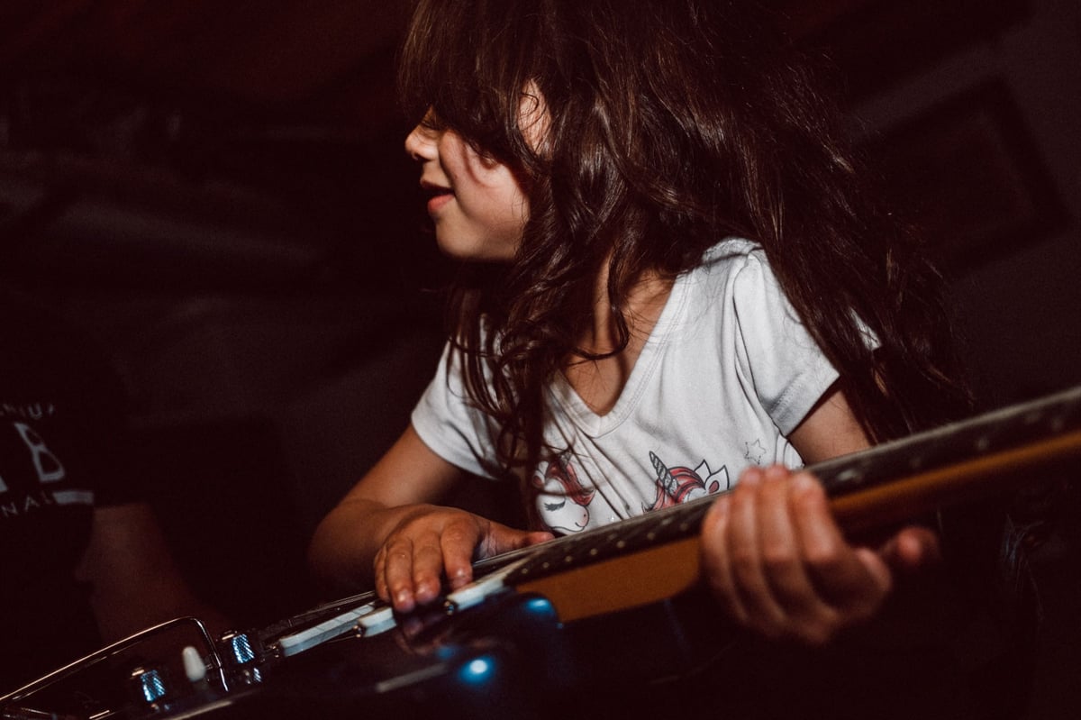 Lifestyle photo sample kids playing with musical instruments.