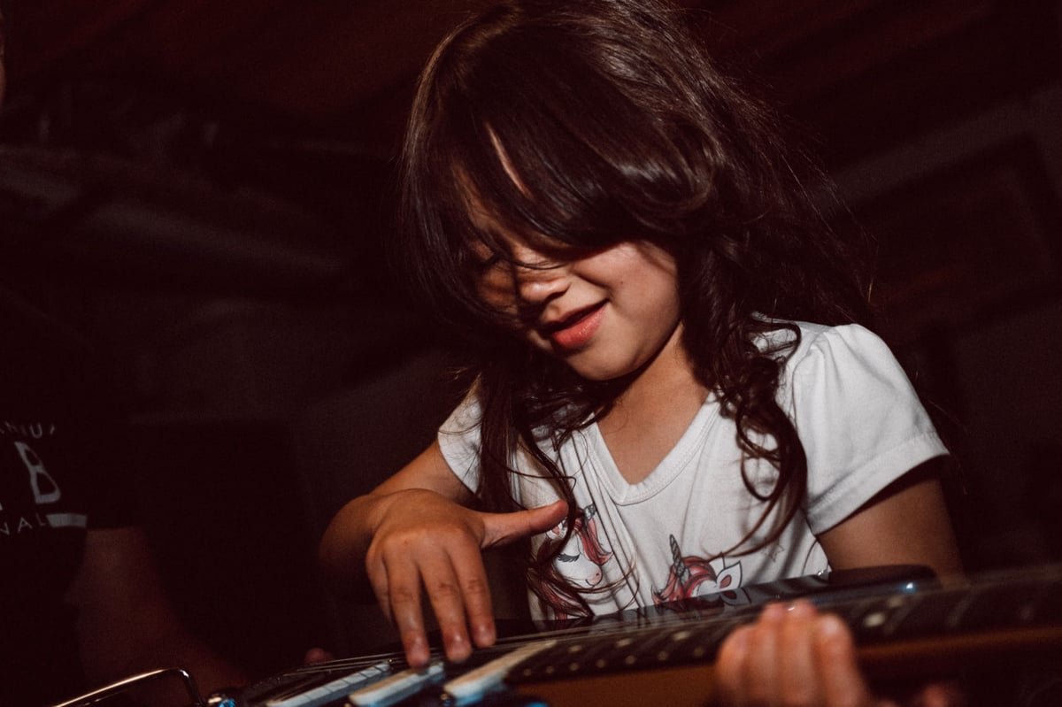 Lifestyle photo sample kids playing with musical instruments.