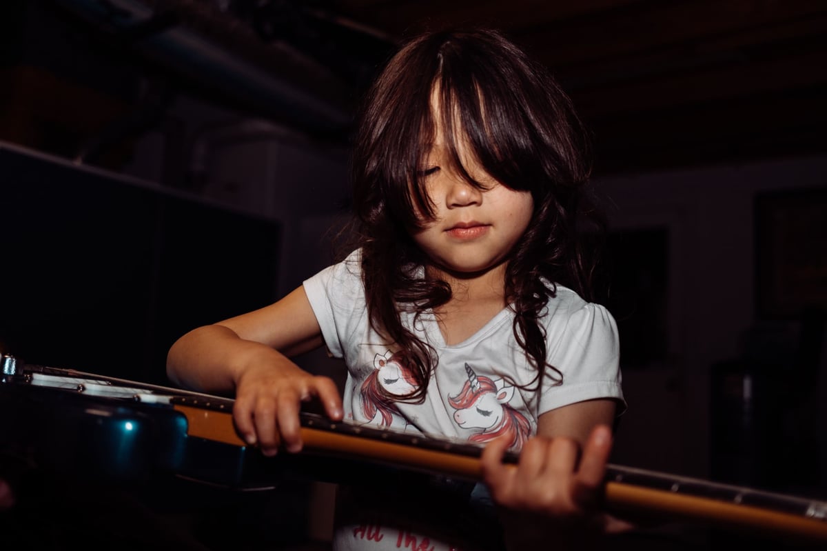 Lifestyle photo sample kids playing with musical instruments.