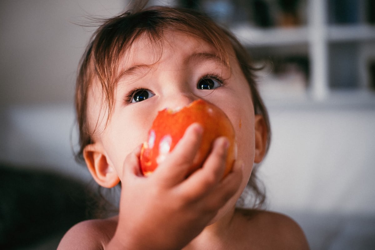 Pergear 35mm f1.6 Boy Eats Apple