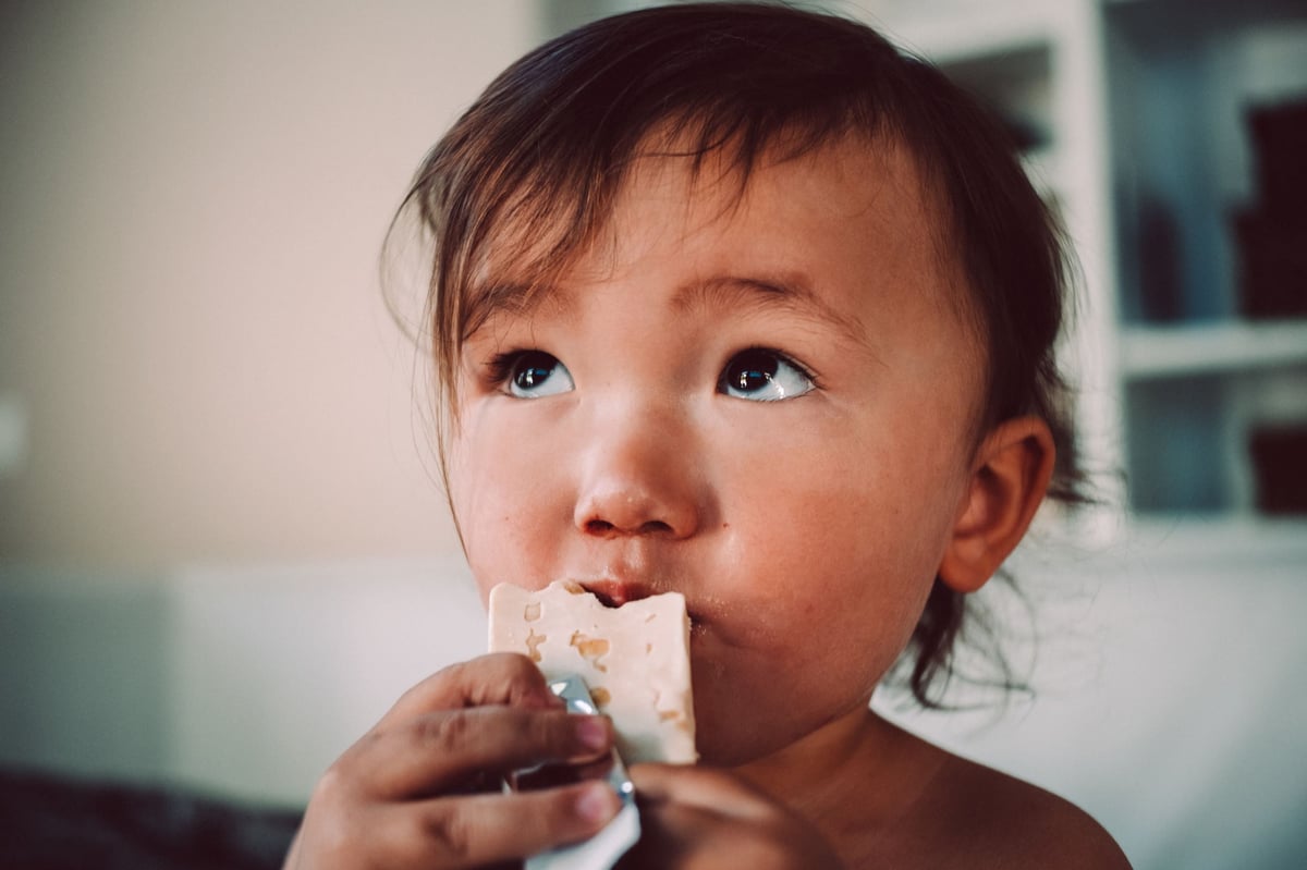 Pergear 25mm f1.8 sample photo of little boy.