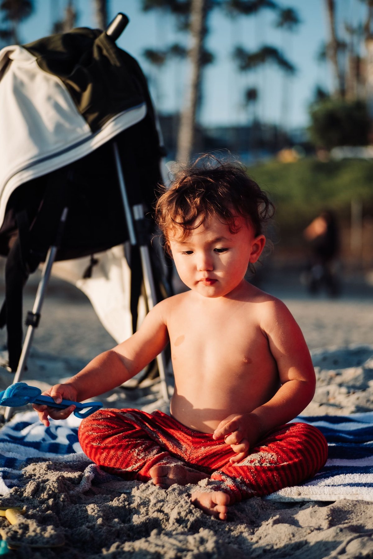 Pergear 50mm f1.8 sample boy playing in sand.