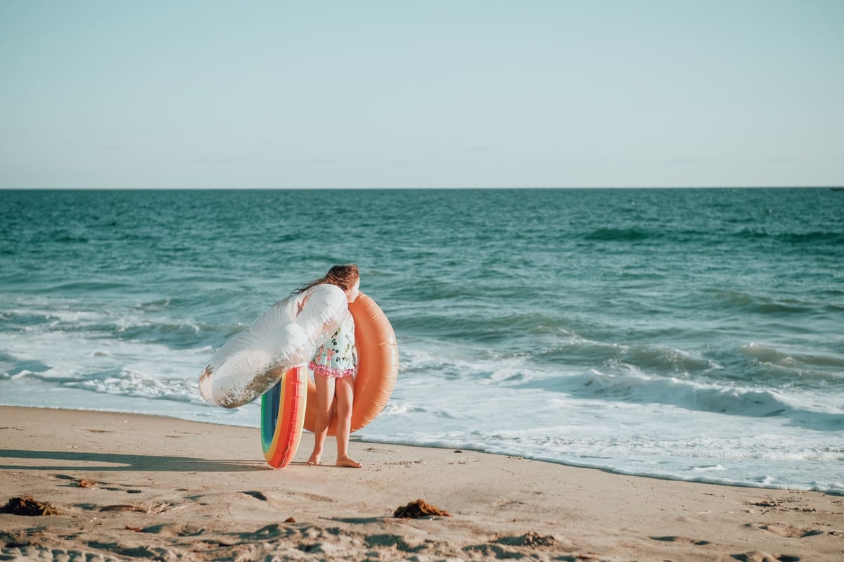 Pergear 50mm f1.8 sample image, little girl at beach.