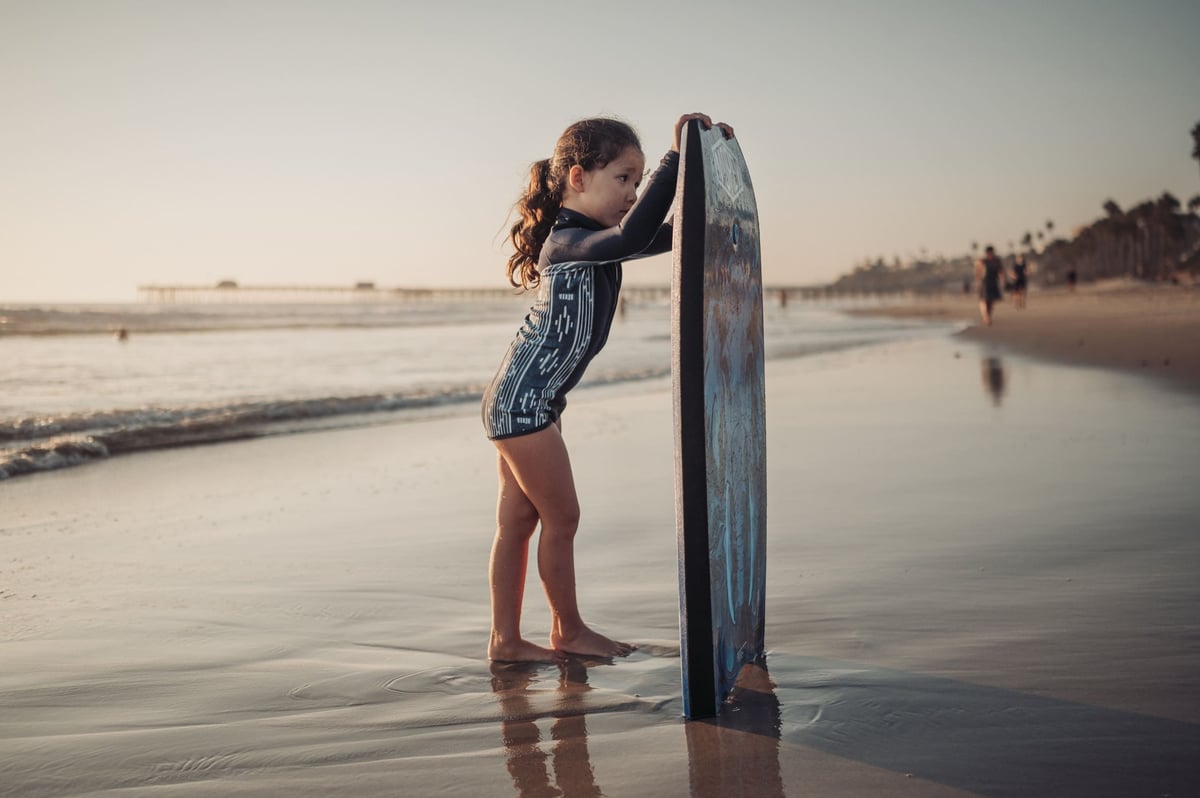 Kalina holding body board