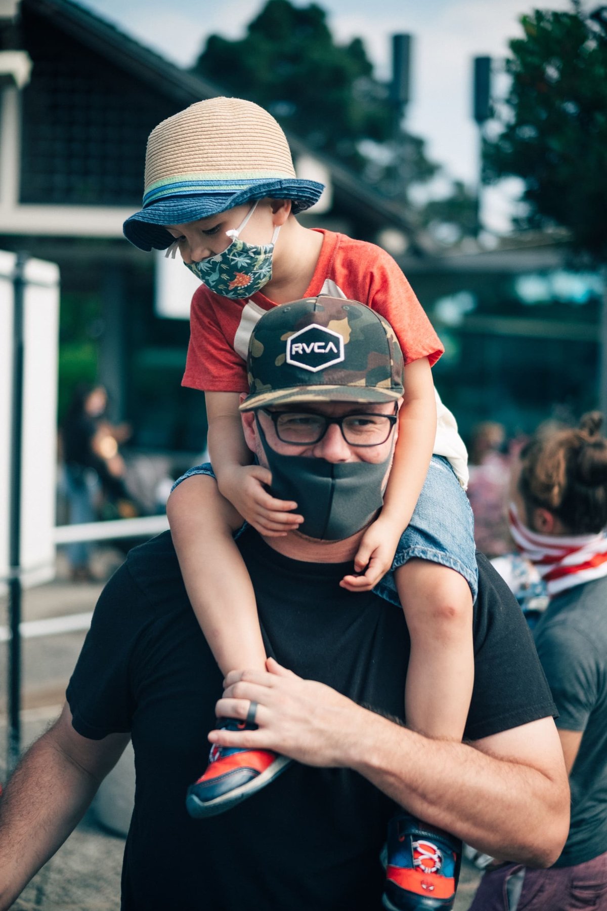 dad and kid on shoulders.