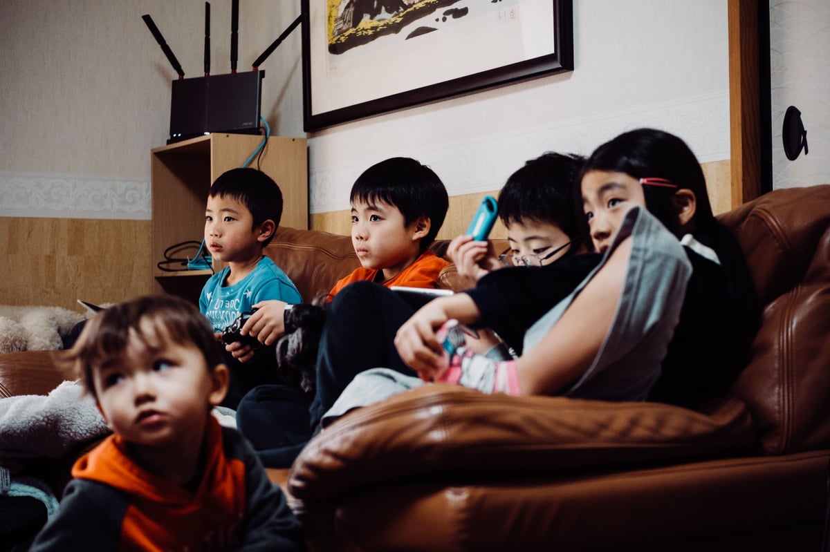 kids playing nintendo