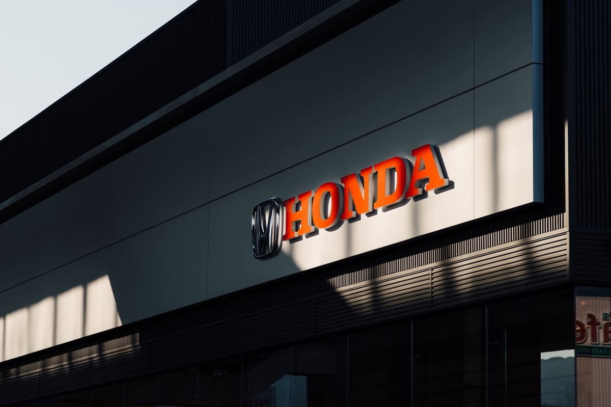 Store in the shadows, sample photo