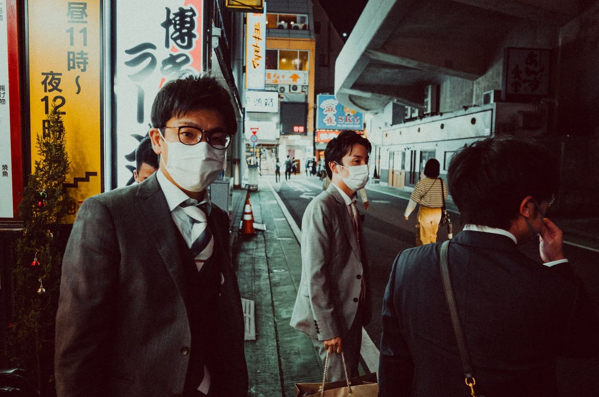 21mm cropped to 28mm street photography