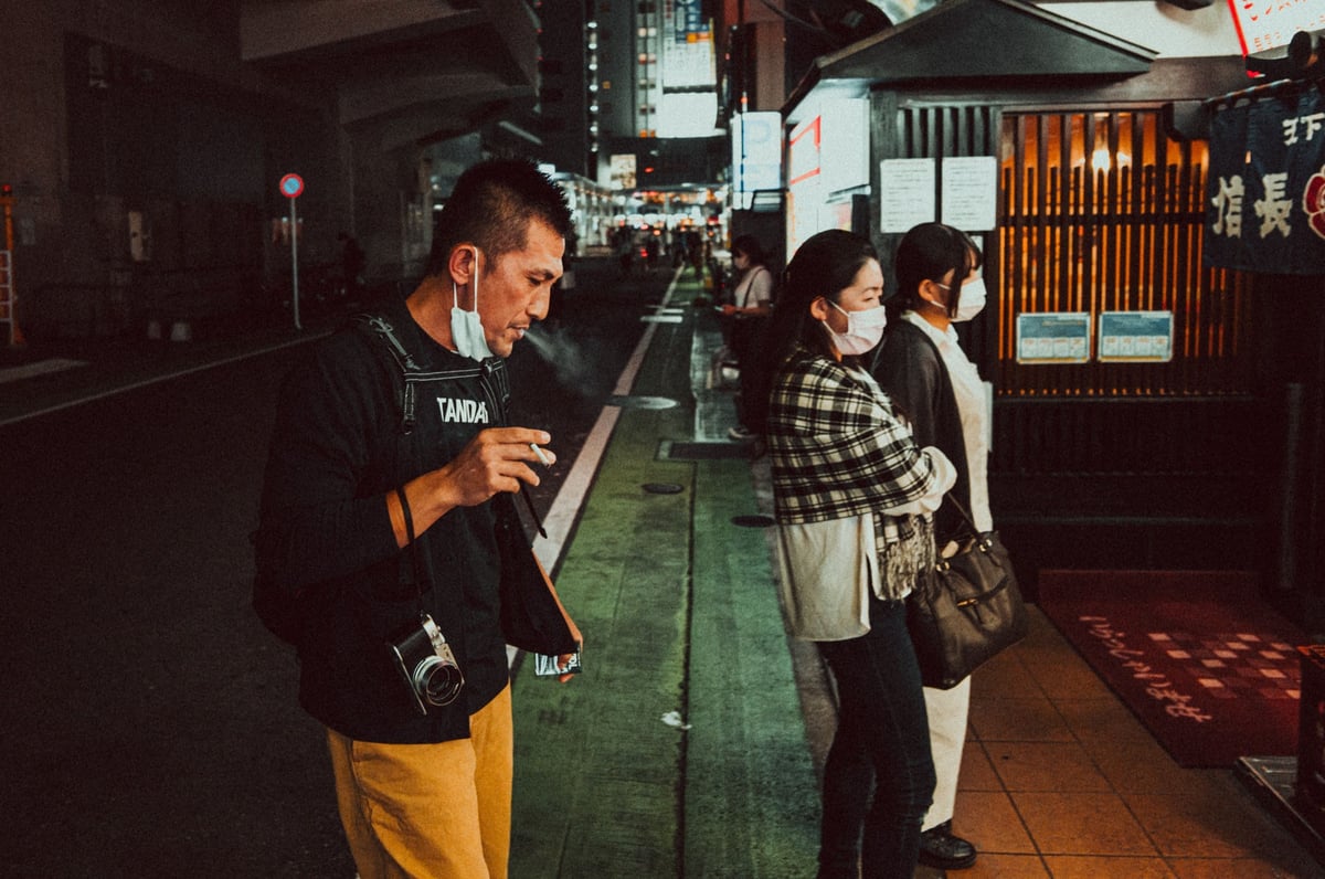 21mm cropped to 28mm street photography