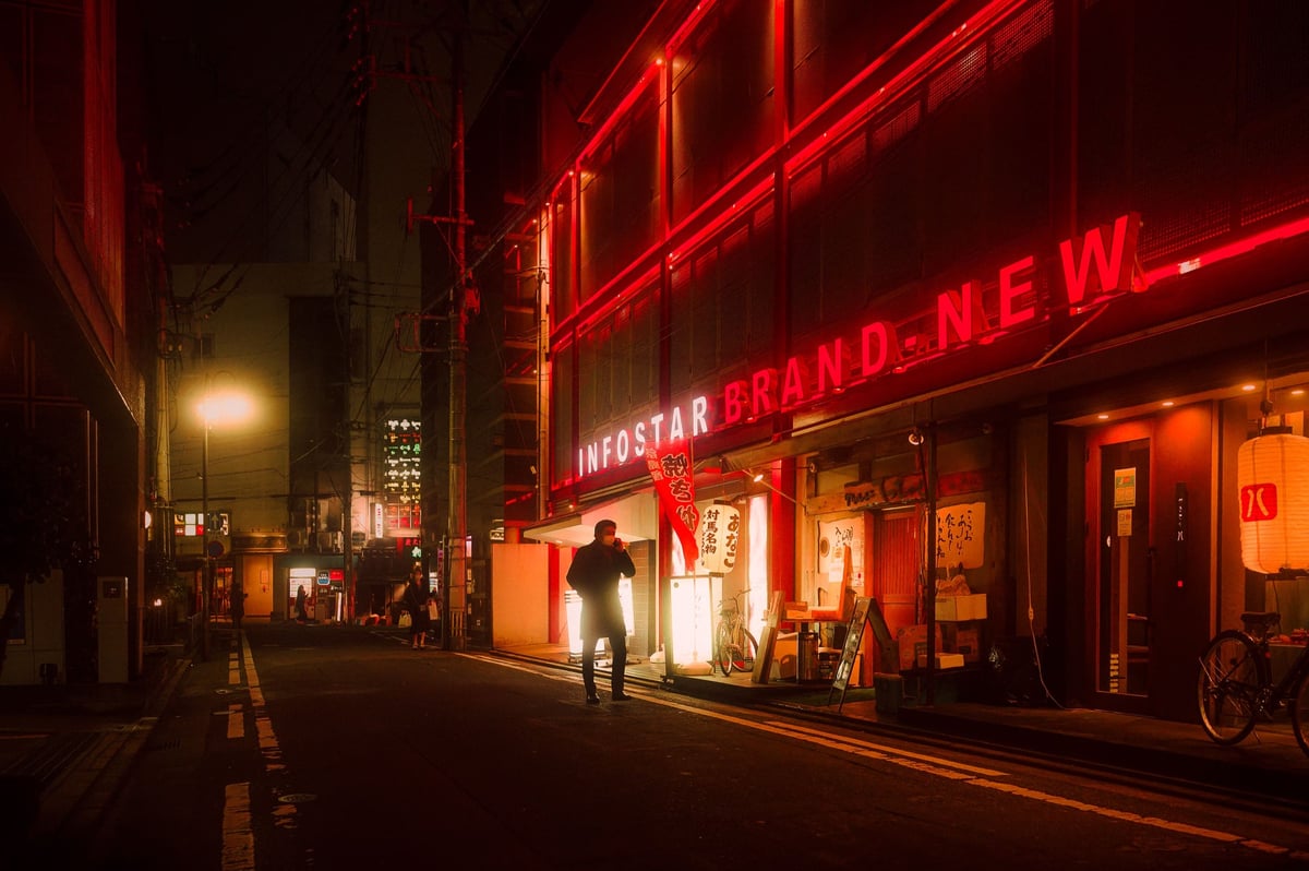 Street photo at night in Japan.