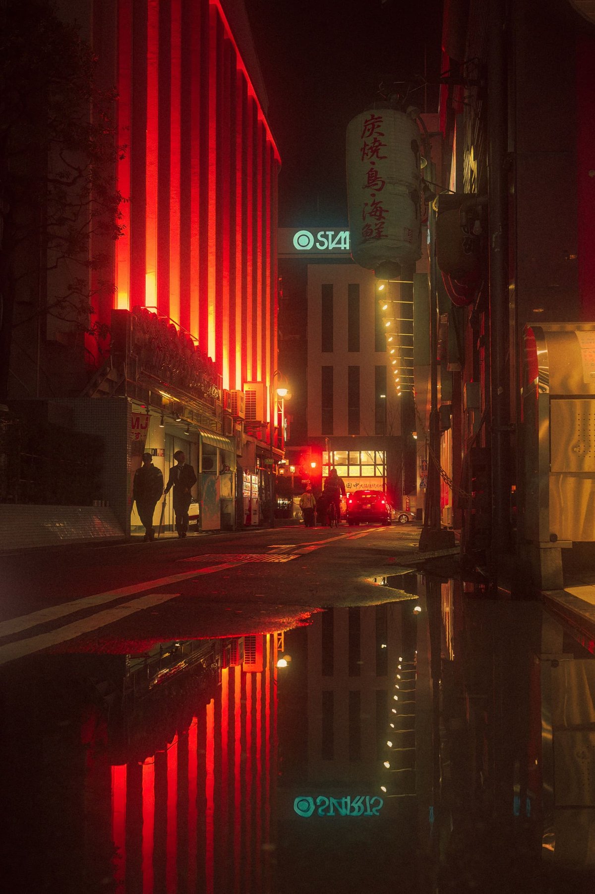 Street photo at night in Japan.
