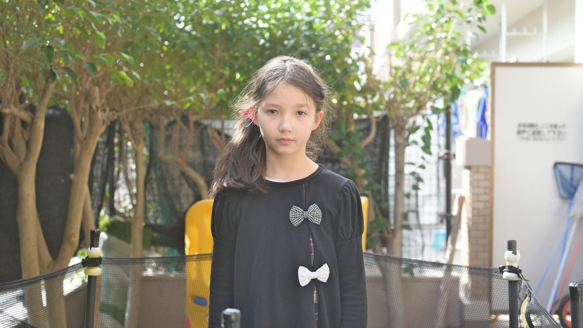 Moment CineBloom Filter Sample - Girl Standing In Yard