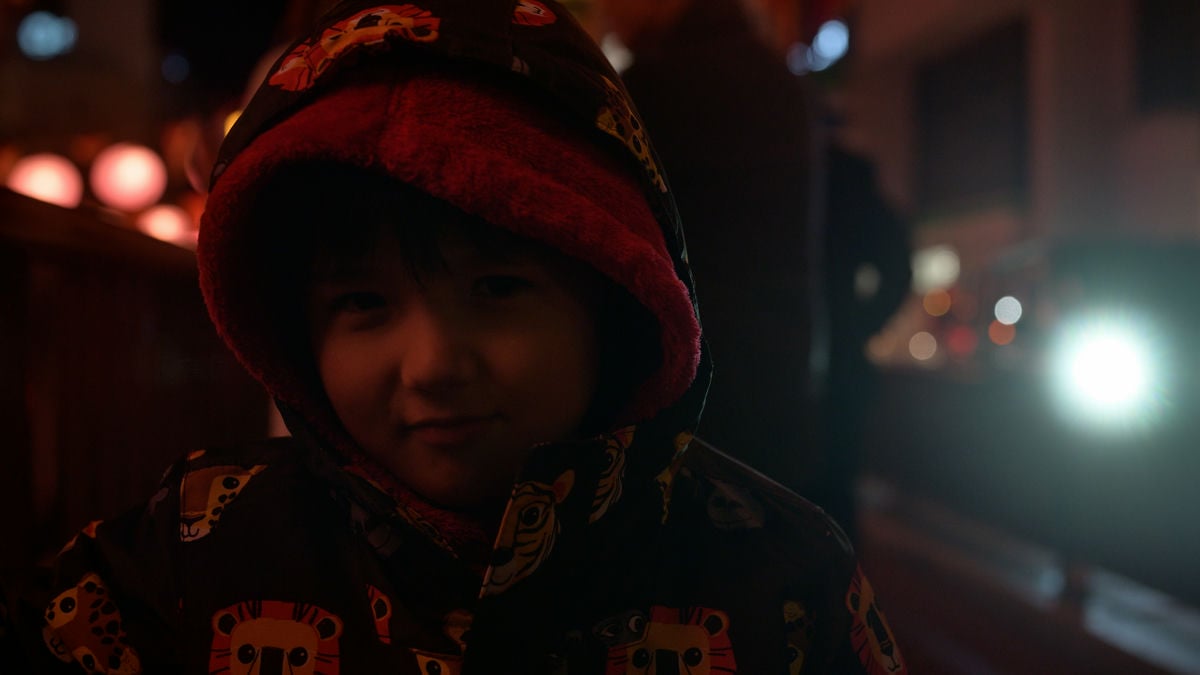 Black Pro Mist Filter Sample at Night with Car Headlights