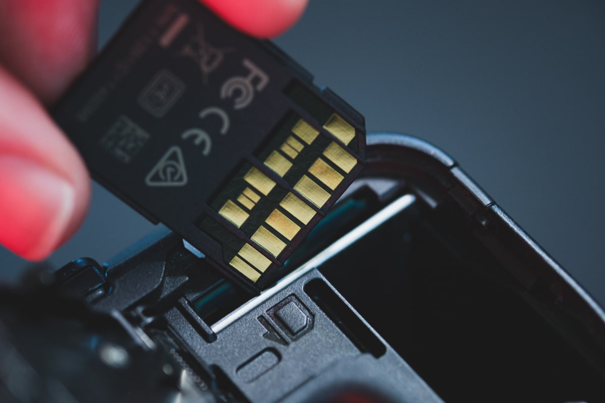 Canon EOS R8 Takes UHS-II Memory Cards