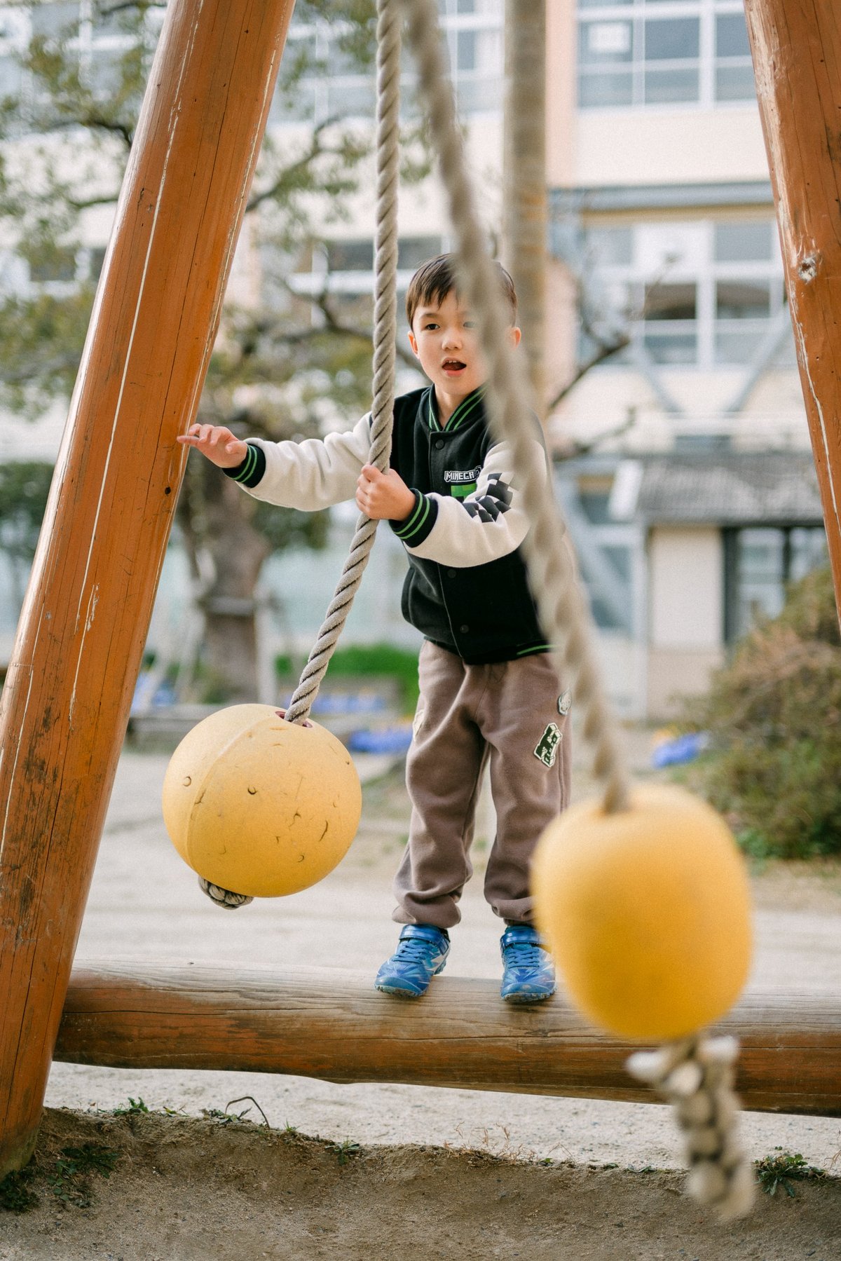 Ball Swing Bokeh Sample